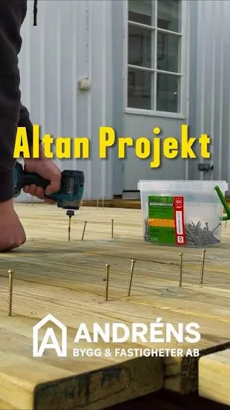 Altanbygge, trallen skruvas fast