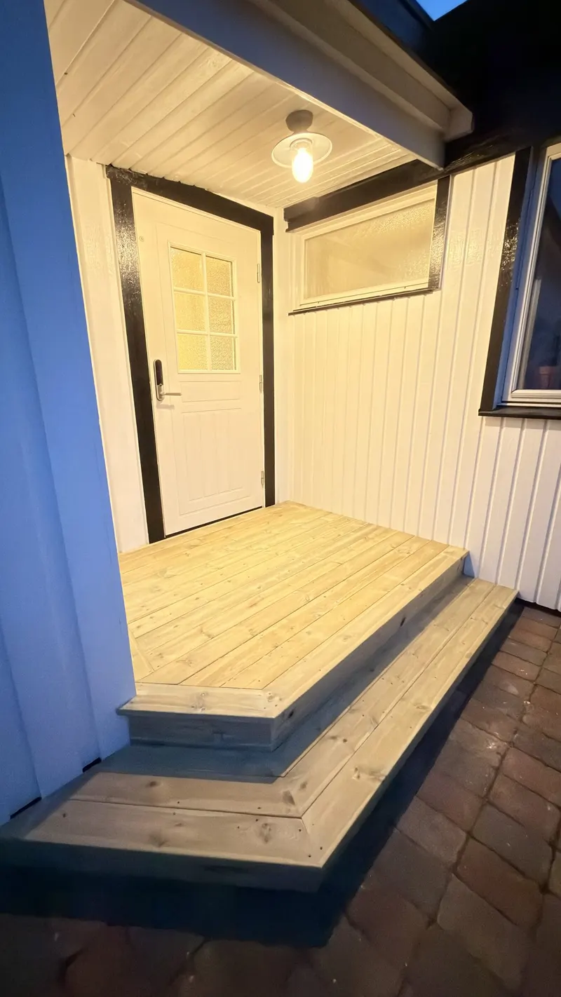Entrétrappa i trall vid ytterdörren