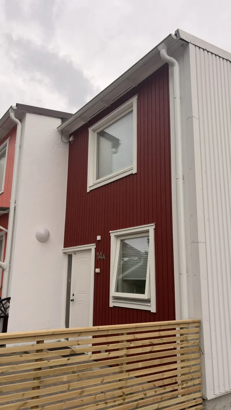 Radhus med ny röd panel och nytt staket