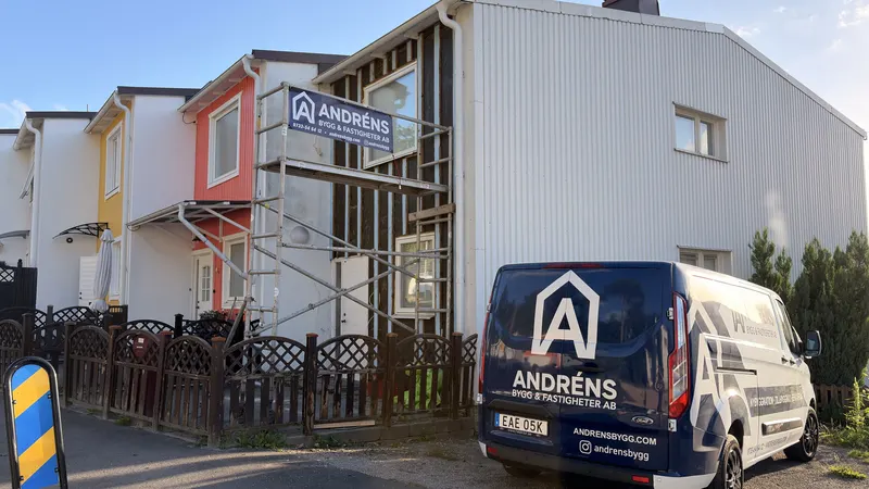 Fasadbyte på radhus under bygge med Andréns bil framför