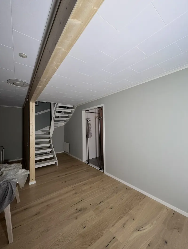 Hall med ekgolv och trappa till övervåningen