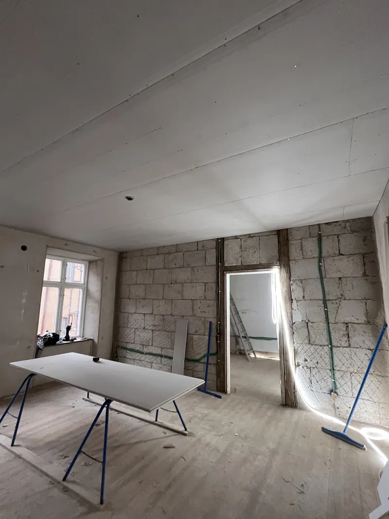 Lägenhetsrenovering med ny gips och elinstallationer under arbete