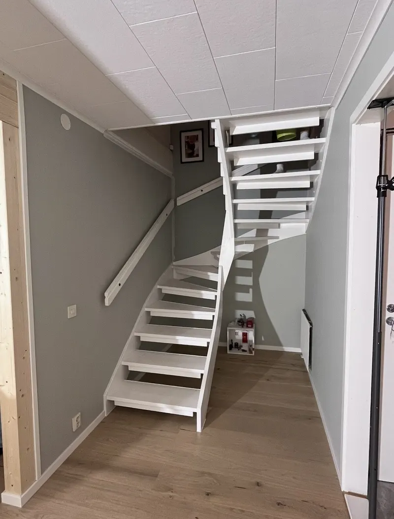 Vit trappa och nytt ekgolv efter renovering