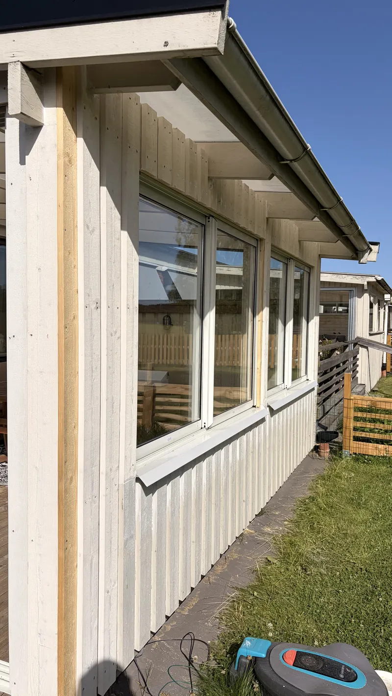 Uterum med vit panel och fönsterparti